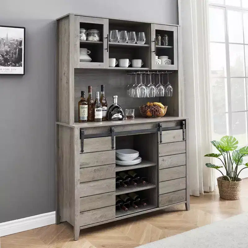 Wysoka szafka kawowa w stylu wiejskim, 70'', z przesuwnymi drzwiami typu barn door, wysoki kredens z regałem na wino, domowy bar, szary